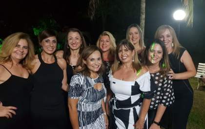 Empresária celebra aniversário entre amigas
