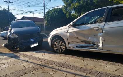 Mulher invade preferencial e bate em carro na Floriano Peixoto
