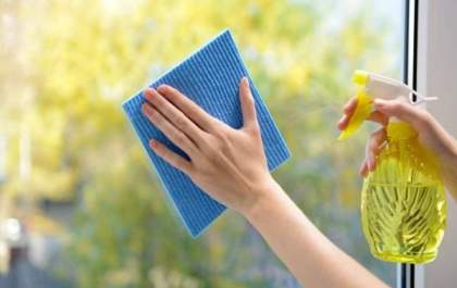 Tem dificuldades para limpar vidros? Confira algumas dicas práticas!