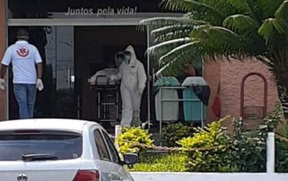 Equipes usam roupas especiais para transferência de paciente