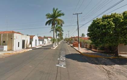 Homem morre ao bater moto em picape