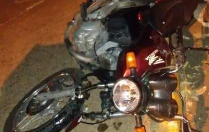 Idoso sem habilitação bate carro em moto de entregador