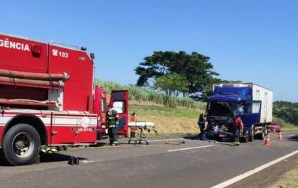 Colisão entre caminhões deixa 2 feridos na Rondon