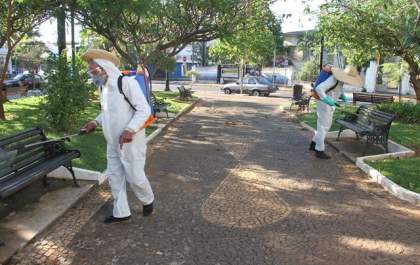 Paço Municipal e praça James Mellor recebem higienização em Birigui
