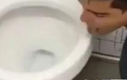 Jovem que lambeu vaso sanitário para debochar está com Coronavírus