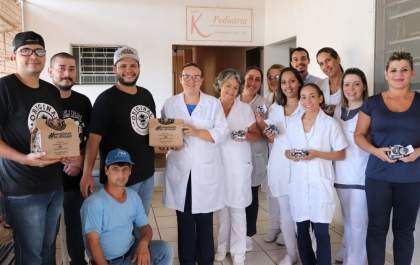 Equipe da Santa Casa recebem lanches da Original Burguer