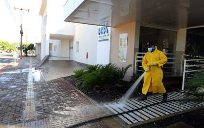 Calçada de Hospitais e outros locais são lavados como medida de prevenção ao Covid-19