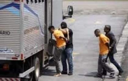 Nem coronavírus interrompe ´bondes` de transporte de detentos