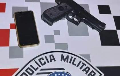 Ladrão cai com moto após assalto, deixa arma cair e é preso