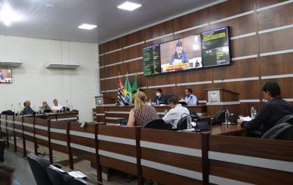 Sob críticas ao Executivo, reajuste de servidores de Birigui é aprovado