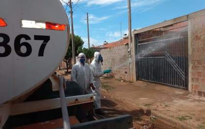 Birigui higieniza ruas e avenidas contra o coronavírus
