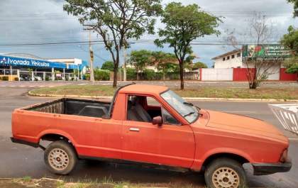 Carro abondonado no Jardim Alvorada causa preocupação nos moradores