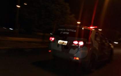 Motociclista embriagado e sem CNH cai da moto durante fuga da polícia
