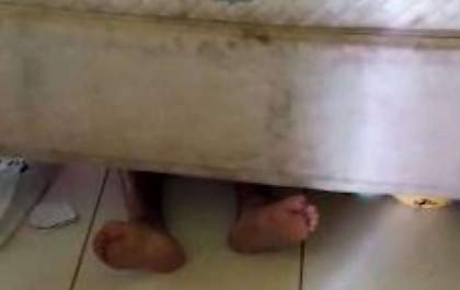 Jovem descumpre medida protetiva e se esconde da PM embaixo da cama