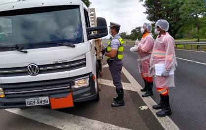 Caminhoneiros recebem marmitas na base da Polícia Militar Rodoviária