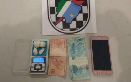 Dupla pula da moto, tenta fugir, mas é presa por tráfico de drogas