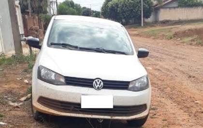 Dupla invade casa, é flagrada e abandona carro carregado de produtos furtados&nbsp;