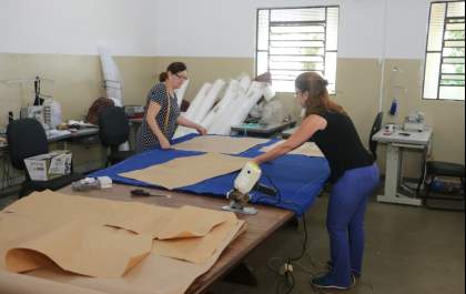 Voluntárias de Araçatuba produzem uniformes e máscaras para doar a profissionais de saúde