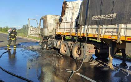 Incêndio em carreta mobiliza bombeiros na divisa de Três Lagoas e Castilho