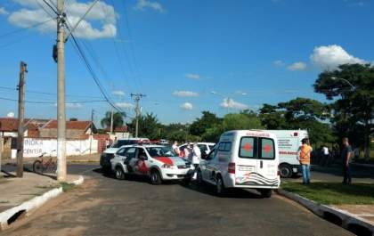 Mulher morre ao bater bicicleta elétrica em ônibus