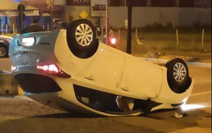 Motorista abandona carro após capotar em avenida de Birigui