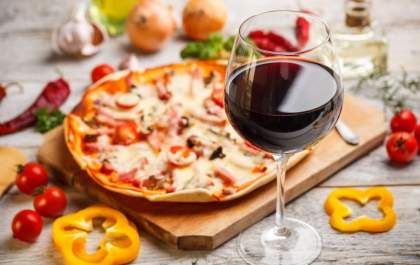 Vinho e pizza: veja como harmonizar e deixar essa combinação ainda mais perfeita