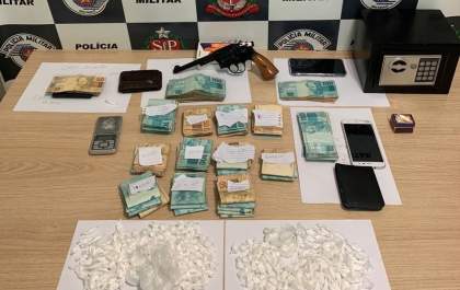 PM apreende R$ 44 mil em dinheiro e prende dupla acusada de tráfico