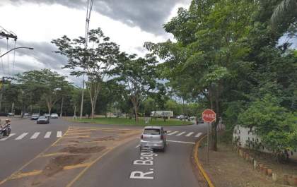 Mulheres entram em luta após colisão em rotatória de Araçatuba