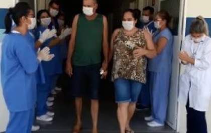 Funcionários aplaudem casal que deixa hospital em Penápolis após internação por coronavírus