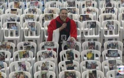 Padre Marcelo Rossi celebra missa com fotos de profissionais de saúde coladas em cadeiras vazias