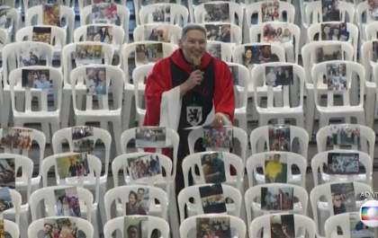 Profissionais de saúde são homenageados em missa do padre Marcelo Rossi