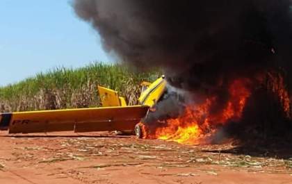 Avião agrícola pega fogo em Junqueirópolis e bombeiros procuram piloto