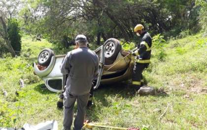 Motorista morre após cair com Fusca em barranco em Lins