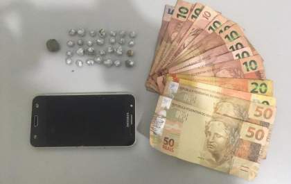 Jovem engole entorpecente em abordagem da PM e é preso