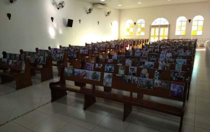 Paróquia de Araçatuba inclui fotografias de fiéis em bancos