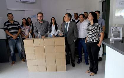 Dr Ademar Gomes doa 20 caixas de álcool em gel para a Santa Casa