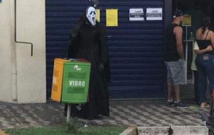 Enquanto o prefeito abre o comércio, ´morte´ anda pelas ruas da cidade