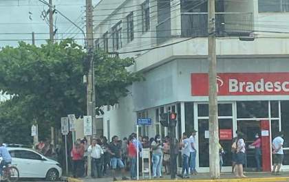 Pessoas fazem aglomerações no centro de TL