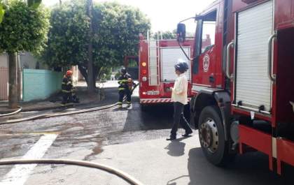Bombeiros combatem fogo em casa no Passarelli