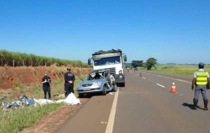 Colisão entre carro e caminhão deixa 2 mortos