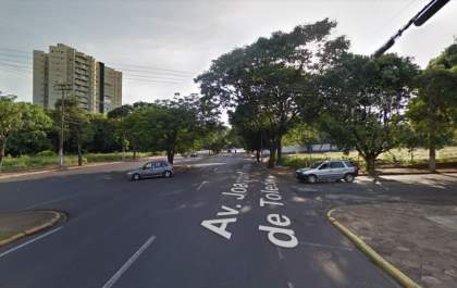 Estudante de 22 anos é internado na UTI após bater moto em carro na Pompeu