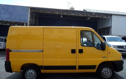 Veículo dos Correios é danificado dentro de agência em Araçatuba