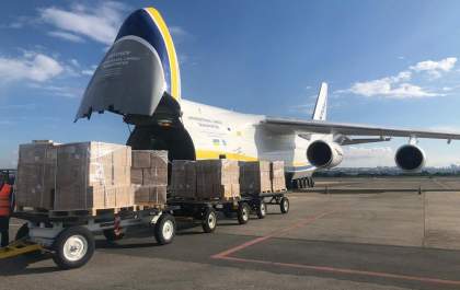 Avião pousa em Brasília com 40t de máscaras
