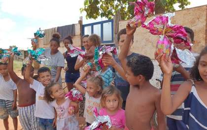 Há 28 anos, casal distribui ovos de Páscoa em bairros carentes