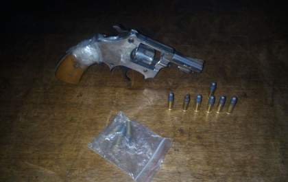PM surpreende adolescente de 14 anos com revólver em Birigui