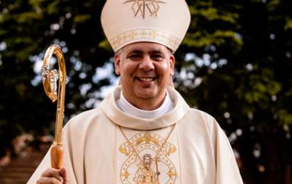 Fiéis devem receber a Sagrada Eucaristia no carro