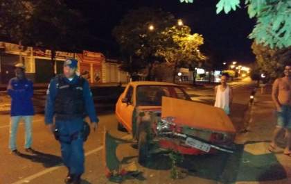 Motoristas fugiram após baterem em um carro abandonado em TL
