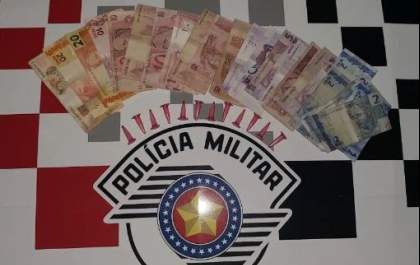 Jovem de 21 anos é presa vendendo drogas no Umuarama