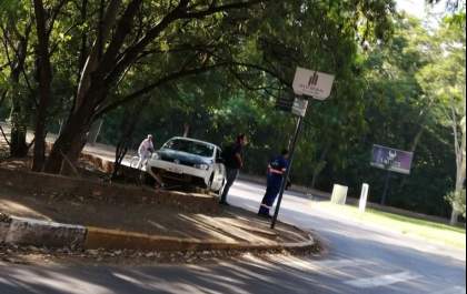 Motorista perde controle e quase cai com carro no Machadinho