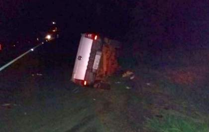 Homem bate de frente com carreta em Pereira Barreto